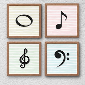 Puede incluir: Cuatro impresiones artísticas enmarcadas con notas musicales. Cada impresión tiene un marco de madera y un fondo con rayas horizontales en colores pastel. Las notas musicales negras incluyen una redonda, una corchea, una clave de sol y una clave de fa.
