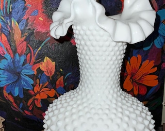 Jarrón vintage de cristal opalino Fenton con diseño de puntos en relieve y borde ondulado.