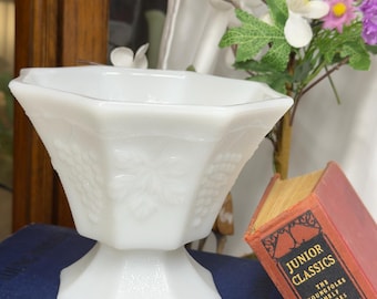 Vintage Anchor Hocking Milchglas-Kompottschale für Trauben | Achteckige Schale auf Sockel | Fruchtbonboniere in Traubenform | Milchglas aus der Mitte des 20. Jahrhunderts