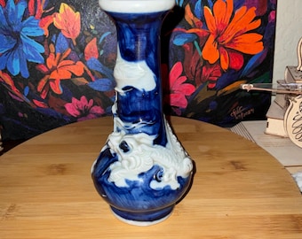 jarrón azul y blanco