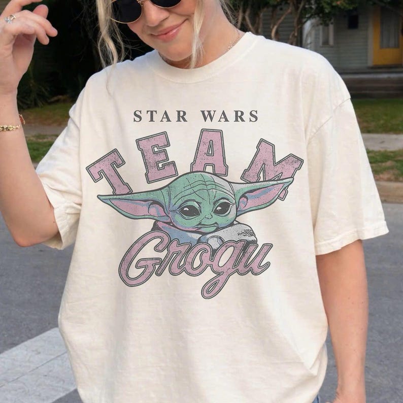 Camiseta del equipo Grogu, camiseta Grogu de Star Wars, camiseta con estampado de Baby Yoda, linda camiseta de Mandalorian, regalo vintage para fans de Star Wars Ivory/Natural/Sand