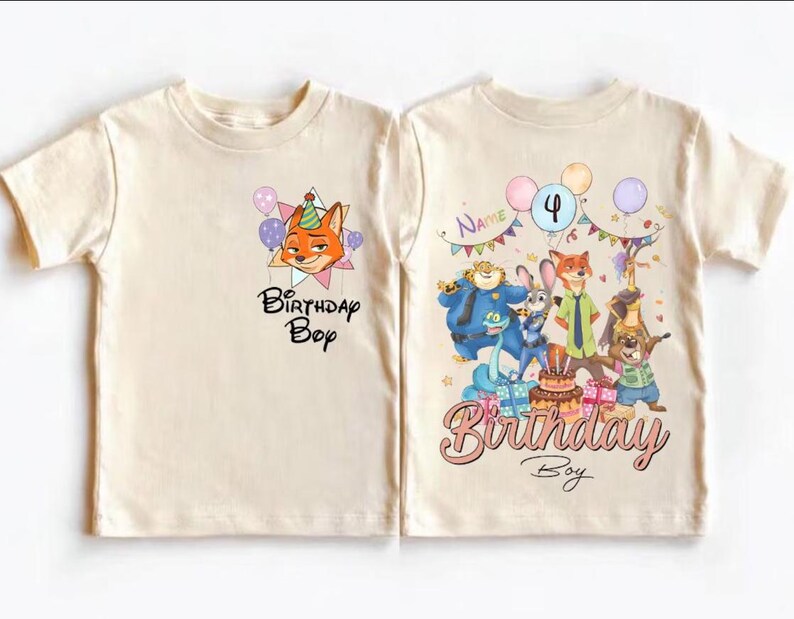 K&ouml;nnte beinhalten: Zwei cremefarbene T-Shirts mit kurzen &Auml;rmeln. Ein Shirt zeigt einen Cartoon-Fuchs mit Partyhut und dem Text "Birthday Boy". Das andere Shirt hat eine Gruppe von Cartoon-Charakteren, Luftballons und den Text "Birthday Boy".