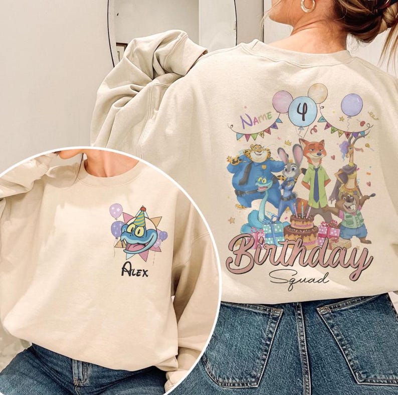 K&ouml;nnte beinhalten: Beiges Sweatshirt mit farbenfroher Cartoon-Grafik mit Figuren, Luftballons und dem Text "Birthday Squad". Die Zahl "4" wird angezeigt. Der Name "Alex" ist ebenfalls sichtbar.