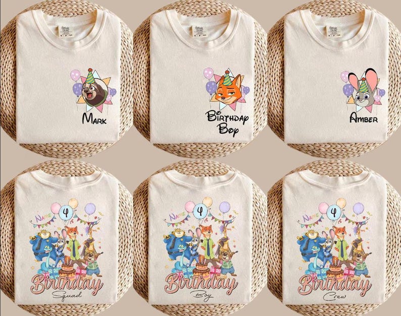 K&ouml;nnte beinhalten: Cremefarbene T-Shirts mit Cartoon-Charakter-Designs und Text. Die Shirts zeigen Charaktere mit Text wie "Mark", "Birthday Boy" und "Amber". Andere Shirts haben eine Gruppe von Charakteren mit dem Text "Birthday Squad", "Birthday Boy" und "Birthday Crew".