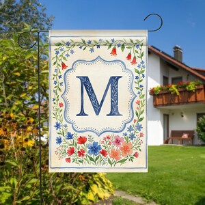 Bandera de jardín con monograma personalizado: Bandera con inicial floral, decoración de jardín con letra personalizada