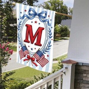 Bandera de jardín con monograma patriótico: Bandera con inicial personalizada, decoración para el 4 de julio.