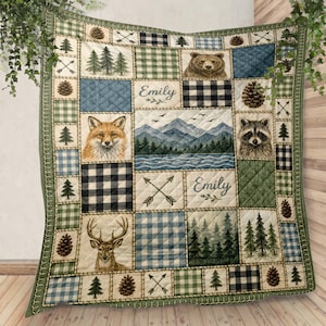 Puede incluir: Una taza de cerámica blanca con un asa negra y el texto "But First, Coffee" en negro, con una fuente de estilo manuscrito. La taza está sobre una superficie blanca.