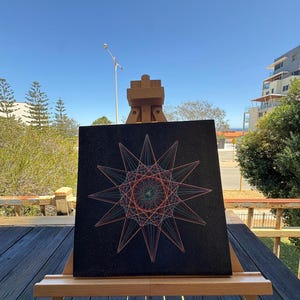 String Art Mandala – Handgefertigte Heilige Geometrie – Geometrische Wandkunst – Schwarze Leinwand – 30 x 30 cm