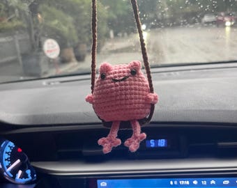 Ciondolo per auto a forma di rana all'uncinetto fatto a mano, peluche amigurumi in filato di cotone, accessorio kawaii per specchietto retrovisore.