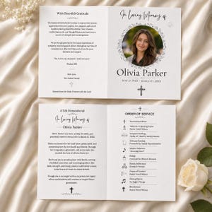 Op de afbeelding: Een wit uitvaartprogramma-boekje met een cirkelvormig portret van een vrouw, de tekst In Loving Memory of Olivia Parker, data, een biografie en een liturgie. Het ontwerp bevat bloemenkransafbeeldingen, kruissymbolen en Psalm 23.