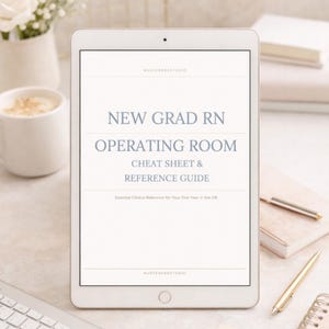 Peut inclure: Une tablette blanche affiche le texte "NEW GRAD RN OPERATING ROOM CHEAT SHEET & REFERENCE GUIDE" en bleu clair. Le texte "Essential Clinical Reference for Your First Year in the OR" est en dessous. La tablette est sur une surface claire.