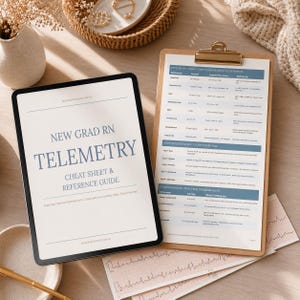 Może przedstawiać: Tablet cyfrowy i schowek z medycznymi przewodnikami referencyjnymi. Tablet wyświetla "New Grad RN Telemetry Cheat Sheet & Reference Guide". Schowek zawiera informacje medyczne.