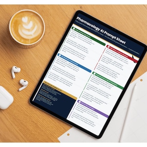 以下が含まれることがあります： カラフルなセクションとテキストが記載された「薬理学AIプロンプトシート」を表示するデジタルタブレット。ラテアートが施されたコーヒーカップ、白い充電ケース、ワイヤレスイヤホンが木製の表面に置かれています。