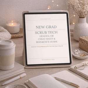 Può includere: Un tablet mostra "NEW GRAD SCRUB TECH GENERAL OR CHEAT SHEET & REFERENCE GUIDE" su una superficie di legno. Una tazza di caffè, una penna, un taccuino e altri accessori sono disposti intorno. È visibile anche il testo "Essential Clinical Reference for Your First Year in the OR".