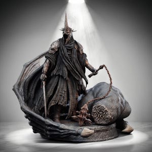 Op de afbeelding: Een donker, gepantserd beeldje met een hoge, puntige helm en gehavende zwarte gewaden. Het figuur houdt een lang, dun zwaard in de ene hand en een strijdvlegel met stekels in de andere, naast een groot, getextureerd reptielachtig wezen.