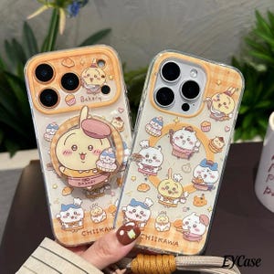 Puede incluir: Dos fundas transparentes para teléfono con un patrón de cuadros amarillos y blancos. Las fundas presentan personajes de dibujos animados con temática de panadería y el texto "CHIIKAWA" y "Bakery". Una funda tiene un diseño de personaje en 3D.