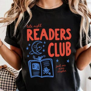 T-Shirt für den Late Night Readers Club, „Nur noch ein Kapitel“-T-Shirt, Geschenk für Retro-Buchliebhaber, Ästhetisches Buch-T-Shirt, Oversized-T-Shirt in bequemen Farben