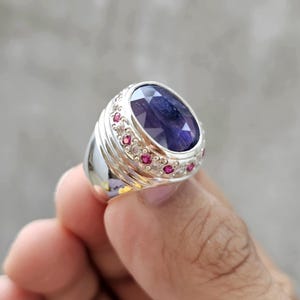 Anillo de zafiro azul natural para hombre, anillo de sello de plata de ley 925 con detalles de rubí, joyería artesanal de gran impacto, regalo personalizado para él, hecho a medida.