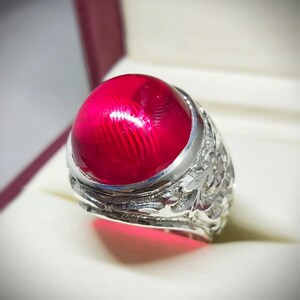 Bague rubis créée en laboratoire pour homme - cabochon Yaqoot rouge foncé - anneau en argent sterling gravé floral fabriqué à la main - bijoux tendance de style vintage