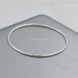 Brazalete de plata de ley martillada hecho a mano, brazalete de plata 925 texturizada, joyería apilable estilo bohemio, brazalete redondo para mujer.