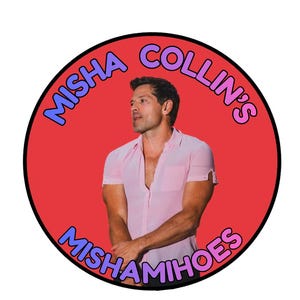 Può includere: Una grafica circolare con sfondo rosso presenta un uomo con una camicia rosa. Il testo "MISHA COLLIN'S MISHAMIHOES" è scritto in un font curvo attorno all'immagine dell'uomo. Il testo è blu e rosa.