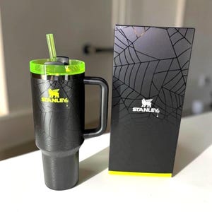 K&ouml;nnte beinhalten: Ein Set aus drei Keramikbechern mit gesprenkelter, matter Oberfl&auml;che. Die Becher sind in Creme-, Hellgrau- und Dunkelgraut&ouml;nen gehalten. Jeder Becher hat ein schlichtes, minimalistisches Design.