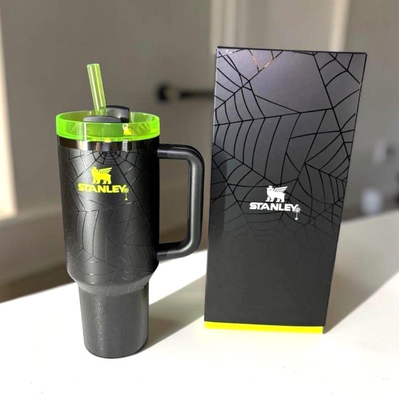 K&ouml;nnte beinhalten: Ein Set aus drei Keramikbechern mit gesprenkelter, matter Oberfl&auml;che. Die Becher sind in Creme-, Hellgrau- und Dunkelgraut&ouml;nen gehalten. Jeder Becher hat ein schlichtes, minimalistisches Design.