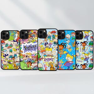 Peut inclure: Cinq coques de téléphone avec des bordures noires, chacune présentant un design coloré différent de la série animée Rugrats. Les motifs incluent divers personnages et le logo de l'émission, sur différents fonds colorés.
