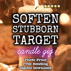 Op de afbeelding: Een witte stompkaars met een brandende vlam en rookpluimen, voorzien van de tekst SOFTEN STUBBORN TARGET candle gig, Photo Proof, Free Reading, Digital Download en Up All Night Magick, vergezeld door vijf gele sterren.