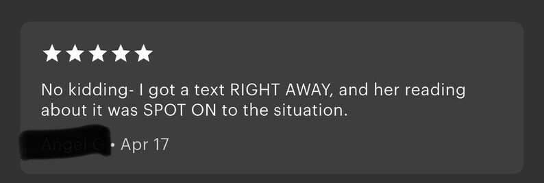 Puede incluir: Un fondo gris oscuro con texto blanco y cinco estrellas blancas. El texto dice: "No kidding- I got a text RIGHT AWAY, and her reading about it was SPOT ON to the situation." Debajo del texto hay un nombre y la fecha "Apr 17."