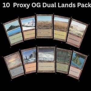 Op de afbeelding: Een pakket van tien proxy OG dual lands ruilkaarten. Elke kaart heeft landschapskunst met tekst. De kaarten zijn in een halve cirkel tegen een zwarte achtergrond gerangschikt. De tekst "10 Proxy OG Dual Lands Pack" staat bovenaan.