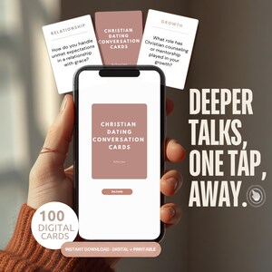 Może przedstawiać: Smartfon wyświetlający produkt cyfrowy zatytułowany Christian Dating Conversation Cards na brudnoróżowym tle. Ekran pokazuje przycisk z napisem See Inside. Nad telefonem widoczne są trzy fizyczne karty z tekstem o relacjach i rozwoju. Tekst Deeper Talks, One Tap, Away znajduje się po prawej stronie, a odznaka 100 Digital Cards w lewym dolnym rogu.