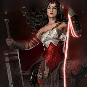 Puede incluir: Una figura de guerrero con un traje rojo y plateado, sosteniendo una gran espada y un lazo rojo brillante. La figura tiene cabello largo y oscuro y posa sobre un fondo rojo oscuro. El traje presenta detalles intrincados y elementos similares a una armadura.