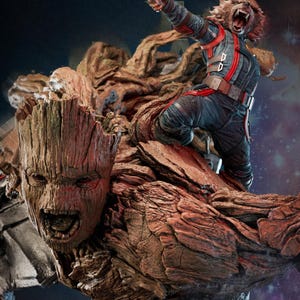 Può includere: Statua dettagliata di Rocket Raccoon che spara con un'arma, in piedi su Groot. Rocket indossa una tuta blu e rossa, con un'espressione feroce. Groot è una grande figura di legno con la bocca aperta. Lo sfondo è una scena oscura a tema spaziale.