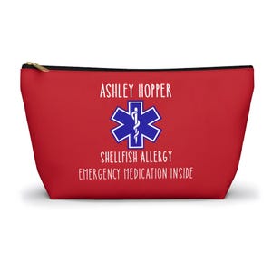 Può includere: Un set di tre tazze in ceramica con finitura opaca e macchiettata. Le tazze sono nei toni del crema, grigio chiaro e grigio scuro. Ogni tazza ha un design semplice e minimalista.