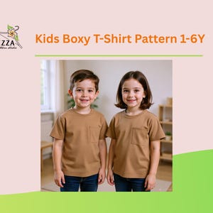 Puede incluir: Dos niños con camisetas boxy marrones con bolsillo en el pecho y vaqueros azul oscuro. La imagen incluye el texto "Kids Boxy T-Shirt Pattern 1-6Y" y el logotipo de "IZZA pattern studio".