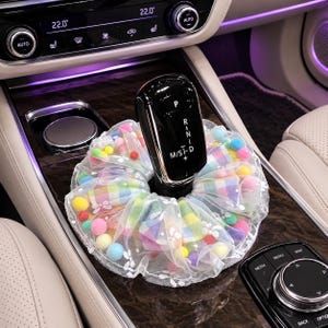 Copripomello del cambio con pompon in tulle e pizzo a cuori rosa a quadri / Decorazione per auto femminile