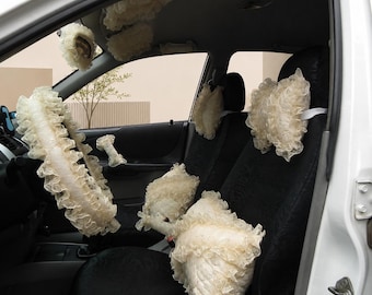 Conjunto de accesorios de encaje para el interior del coche con estilo femenino y cojín para el volante con volantes color champán.