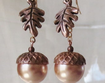 Boucles d'oreilles gland en or rose avec capuchons en cuivre rose et feuilles de chêne