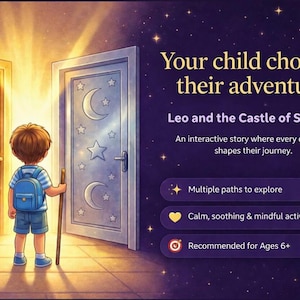 Può includere: Illustrazione di un bambino tra due porte, una dorata con un sole, l'altra argentata con lune e stelle. Testo: "Il tuo bambino sceglie la sua avventura" e "Leo e il Castello dei Segreti", per una storia interattiva.