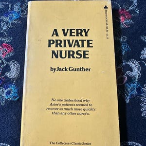 Può includere: Un libro tascabile vintage intitolato A Very Private Nurse di Jack Gunther, con una copertina gialla e testo nero. La copertina include il testo Midwood M-125-85 $1.25, la sinossi No one understood why Aster's patients seemed to recover so much more quickly than any other nurse's, e The Collectors Classic Series.