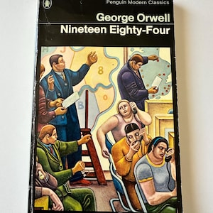 Puede incluir: Un libro de bolsillo titulado "Nineteen Eighty-Four" de George Orwell. La portada presenta una ilustración de varias personas en una habitación, algunas hablando por teléfono. El libro pertenece a la serie Penguin Modern Classics.