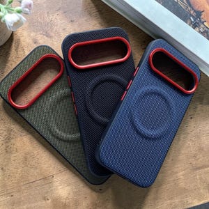 Puede incluir: Una taza de cerámica blanca con un asa negra y el texto "But First, Coffee" en un estilo manuscrito. La taza está sobre una superficie blanca. La taza mide 10 cm de alto.