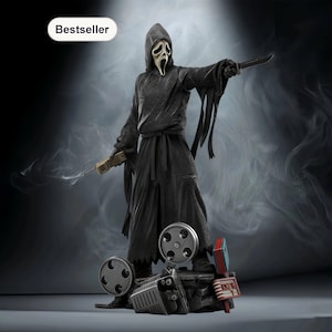 Op de afbeelding: Een zwart figuur in een capuchon en een wit masker, met een mes en een rekwisiet. Het figuur staat op een voetstuk met filmrollen en een vintage bord. Het woord "Bestseller" staat in een witte ovaal.