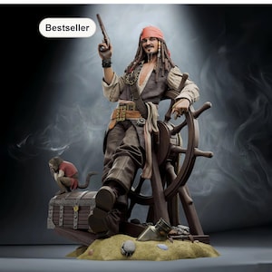 Può includere: Statuetta dettagliata di un pirata che tiene una pistola, appoggiato a un timone. Il pirata indossa una bandana rossa, un gilet marrone e stivali di pelle. Una scimmia è seduta su un forziere. La parola "Bestseller" è in alto a sinistra.