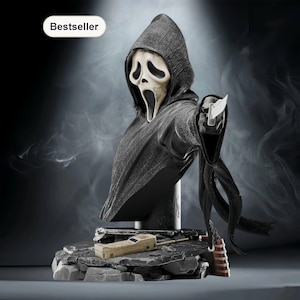 Op de afbeelding: Een buste van de Ghostface-moordenaar uit de Scream-horrorfilmreeks. De figuur draagt een zwarte capuchon en een wit masker met een schreeuwende uitdrukking. Hij houdt een mes vast en staat op een rotsachtige basis met een rekwisietentelefoon en een rood-wit gestreept object.