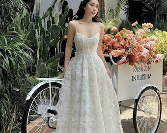 Abito lungo con spalline sottili e pizzo floreale - Elegante abito bianco a trapezio per balli di fine anno e matrimoni