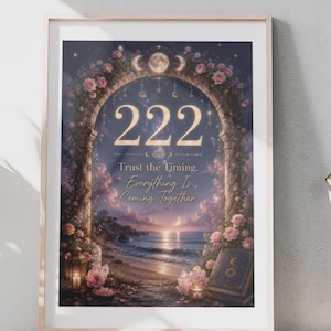 以下が含まれることがあります： 数字の222と「Trust the Timing. Everything Is Coming Together.」というテキストが描かれた額入りウォールアートプリント。ピンクのバラで飾られた石のアーチ、月明かりに照らされた海、ランタン、本が描かれています。