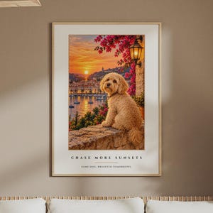 Pode incluir: Uma impressão de arte de parede vertical emoldurada com um cão de pelo encaracolado dourado sentado num muro de pedra com vista para uma cidade costeira ao pôr do sol. O texto diz CHASE MORE SUNSETS e SAME DOG, BRIGHTER TOMORROWS. Flores rosas.