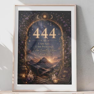 Könnte beinhalten: Ein gerahmter Wandkunstdruck mit der Zahl 444 und dem Text I Am Safe. I Am Protected. I Am Exactly Where I Need To Be. Das Bild zeigt einen mit lila Blumen bewachsenen Steinbogen, eine Berglandschaft bei Sonnenuntergang, Kristalle und ein Buch.
